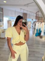 TOP AMARELO EM LINHO COM FOLHOS PONTO CHIC