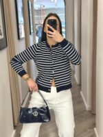 CARDIGAN AZUL E BRANCO ÀS RISCAS COM BOTÕES DOURADOS PONTO CHIC