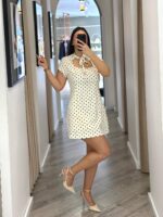 VESTIDO BRANCO COM BOLAS PRETAS PONTO CHIC - Image 2