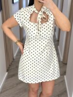 VESTIDO BRANCO COM BOLAS PRETAS PONTO CHIC - Image 6