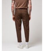 CALÇA CASTANHO ESCURO COM PREGAS E CORDÃO AJUSTÁVEL GIANNI LUPO - Image 4