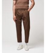 CALÇA CASTANHO ESCURO COM PREGAS E CORDÃO AJUSTÁVEL GIANNI LUPO - Image 3