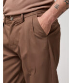 CALÇA CASTANHO ESCURO COM PREGAS E CORDÃO AJUSTÁVEL GIANNI LUPO - Image 5