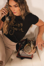 T-SHIRT PRETA COM APLICAÇÃO DE TACHAS MISS YOU