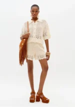 CAMISA TRICOT BEGE COM DETALHES DESFIADOS LANÇA PERFUME