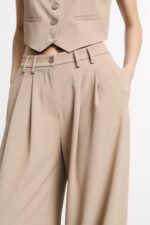 CALÇA FLUIDA BEGE COM PREGAS PLEASE - Image 3