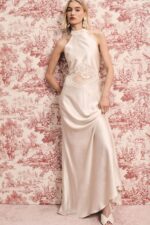 VESTIDO ACETINADO CRU COM ENCAIXE EM RENDA NA FRENTE IMPERIAL