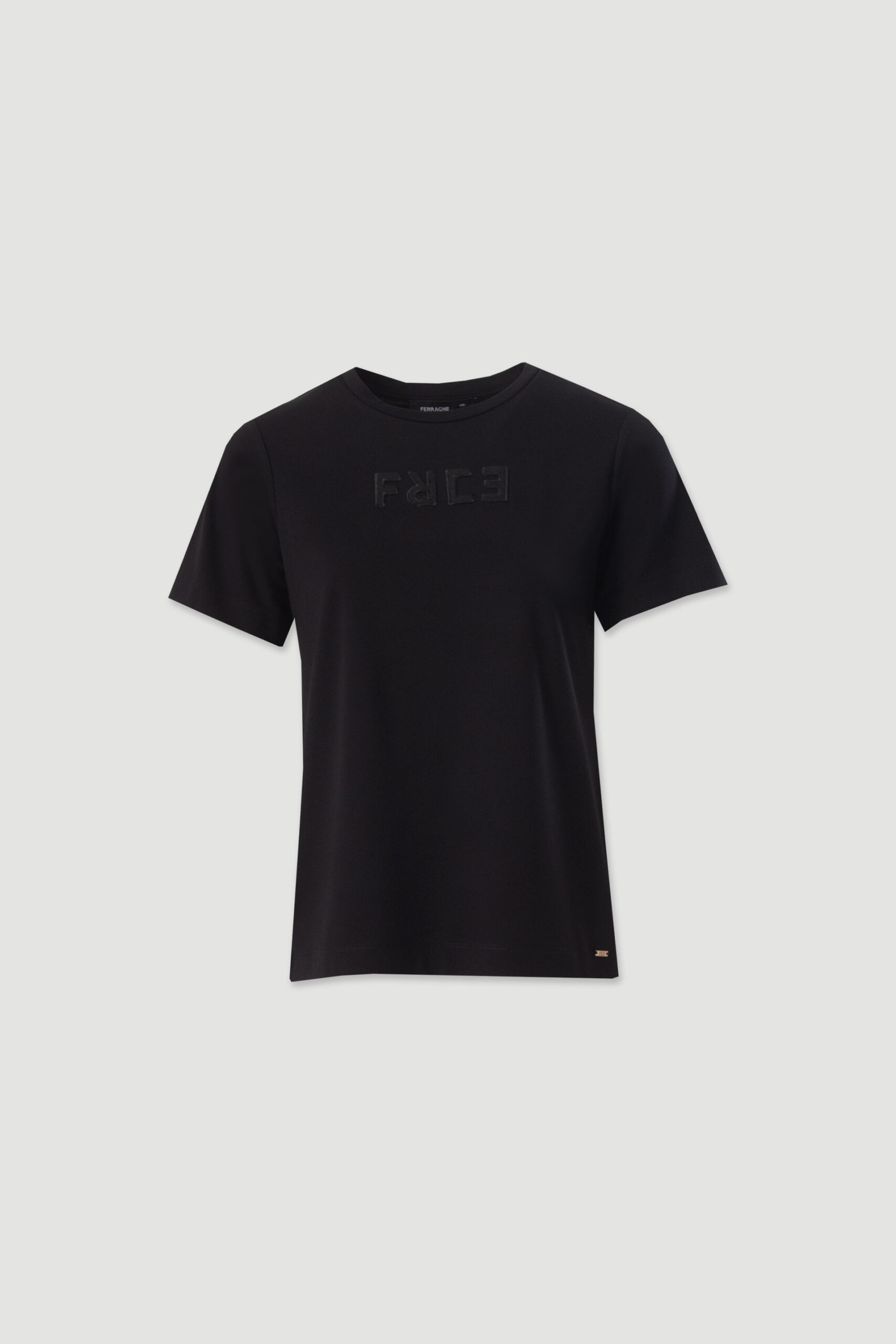 1779369933_74288677236313f48f13dbd54996f460 T-SHIRT PRETA LOGÓTIPO BORDADO FERRACHE - Image 1