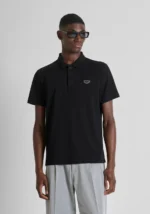 POLO PRETO COM EMBLEMA METÁLICO ANTONY MORATO