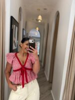 TOP VERMELHO AOS QUADRADOS COM FOLHOS PONTO CHIC