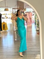 VESTIDO CETIM TURQUESA COM ALÇAS DE PÉROLAS RINASCIMENTO