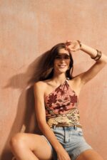 TOP ASSIMÉTRICO ESTAMPADO COM LAÇO DIXIE