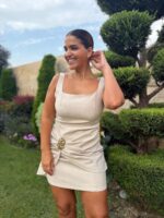 VESTIDO CURTO COM FRANZIDO E APLICAÇÃO DOURADA PONTO CHIC