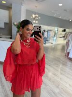BLUSA PLISSADA CORAL COM DETALHES EM RENDA PONTO CHIC