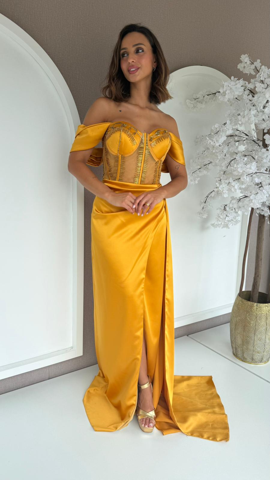 WhatsApp Image 2026-06-28 at 17.25.07 VESTIDO LONGO AMARELO TORRADO COM CORPETE E DRAPEADO LATERAL PONTO CHIC - Image 1