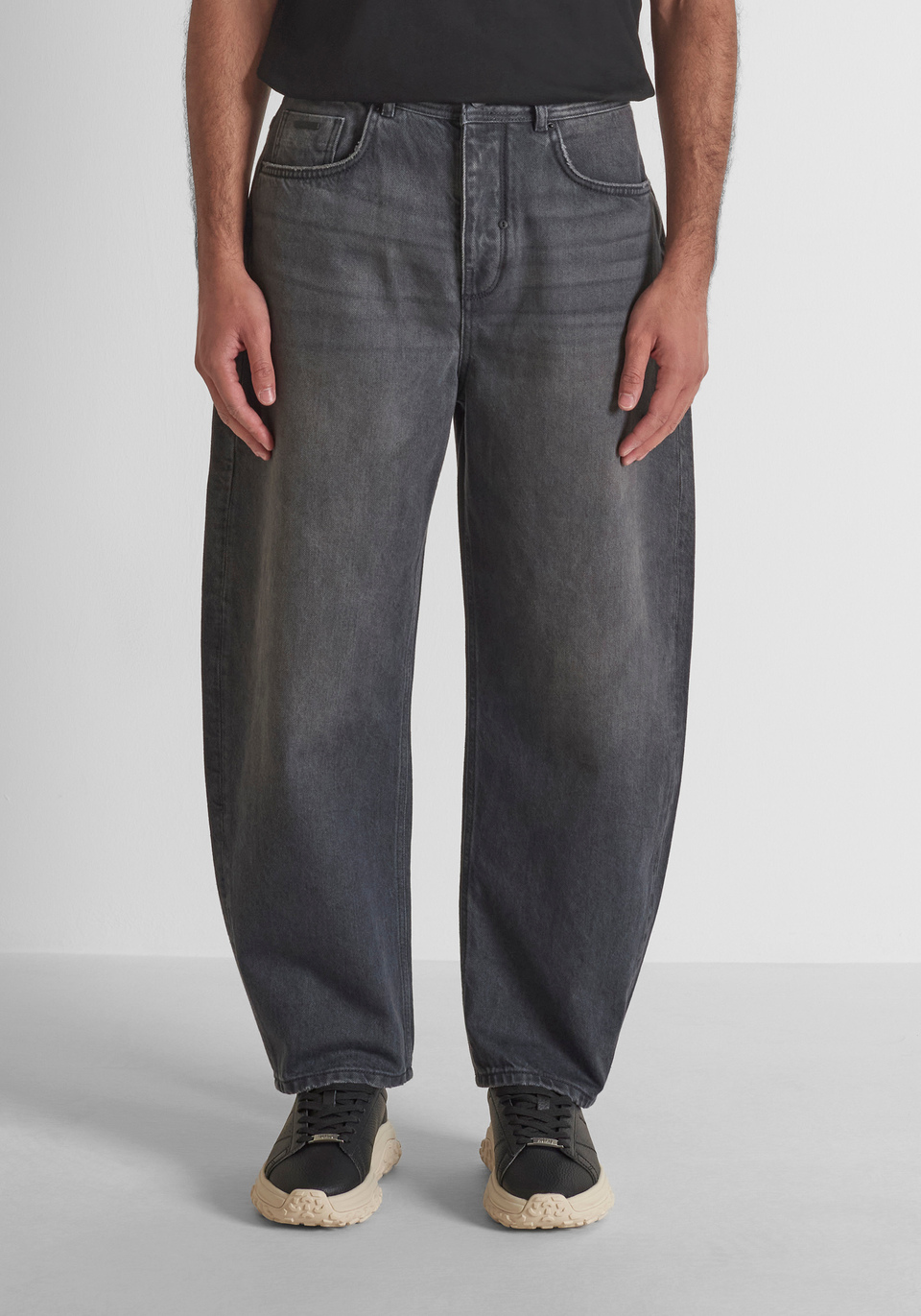 MMDT00313-FA700182-9001-1-W02302_01 CALÇAS JEANS REED EM DENIM CINZA TINGIDO ANTONY MORATO - Image 1