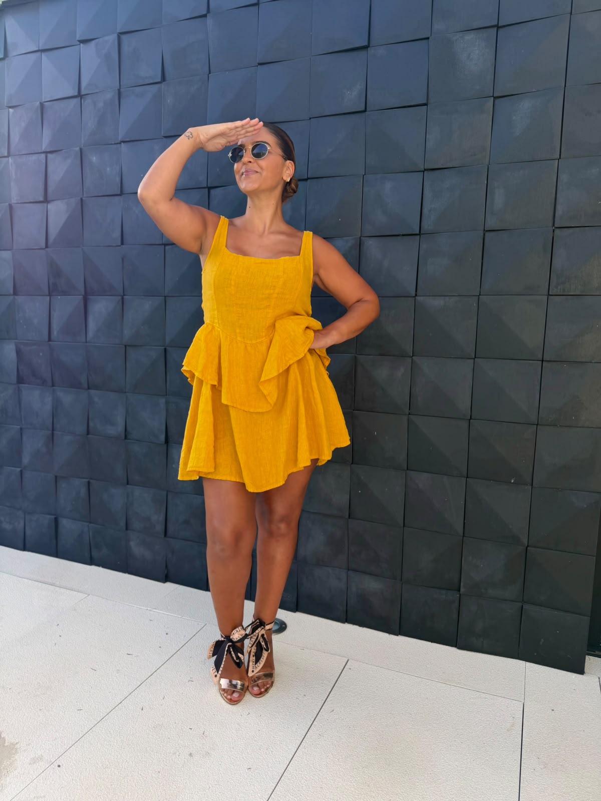 WhatsApp Image 2026-08-07 at 19.23.24 VESTIDO CURTO DE LINHO AMARELO PONTO CHIC - Image 1