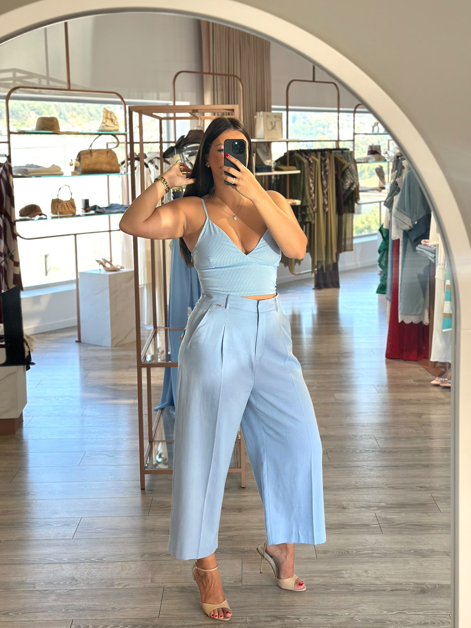 WhatsApp Image 2026-08-11 at 11.28.40 TOP CROPPED ÀS RISCAS AZUL CLARO IMPERIAL - Image 1