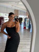 VESTIDO COM FOLHOS PRETO PONTO CHIC